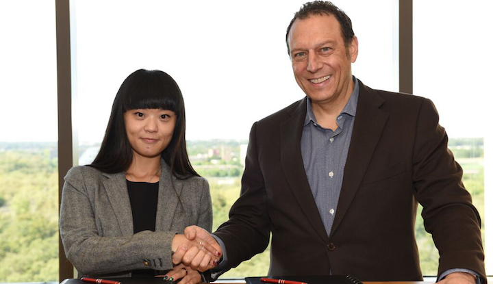 Feng Na, COO of Shijie99 with Sabre President and CEO Tom Klein at Sabre’s global headquarters in Southlake, Texas, USA.